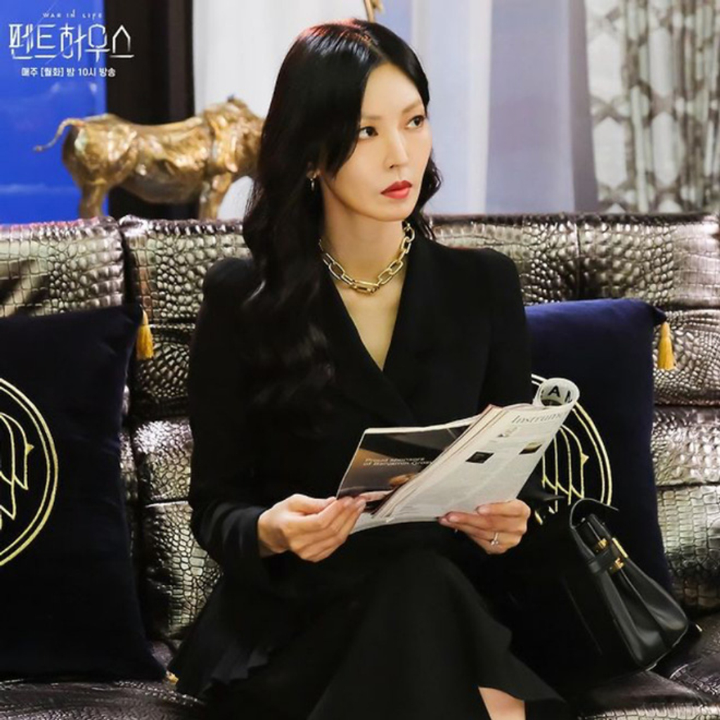 Các trang phục của “ác nữ” Cheon Seo Jin cũng được thiết kế rất cầu kỳ và chủ yếu thuộc gam màu đen hoặc đỏ nhằm tạo nên phong thái quyền lực và giàu sang