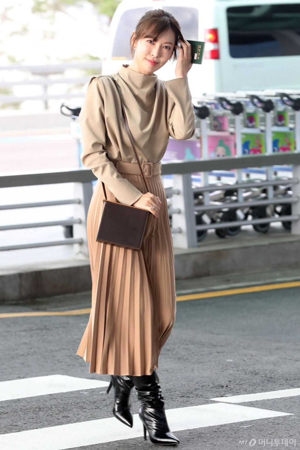 Màu sắc trang phục mà Kim So Yeon yêu thích cũng là những gam màu trung tính trang nhã và nhẹ nhàng. Phong cách này giúp Kim So Yeon ngoài đời thường trông trẻ trung, năng động hơn hẳn so với hình ảnh già dặn và sắc sảo ở trên màn ảnh