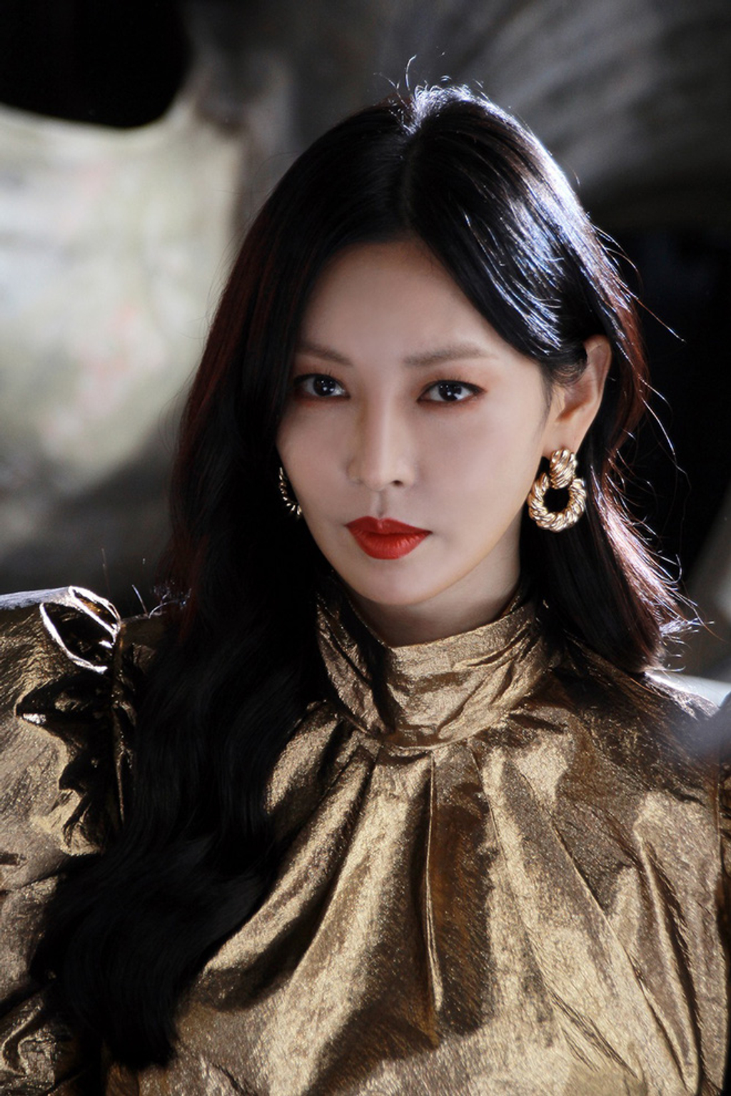 Trong phim, nhân vật cô giáo Cheon Seo Jin luôn xuất hiện với màu son đỏ đậm và đôi mắt được makeup tỉ mỉ để toát lên thần thái sắc sảo, lạnh lùng
