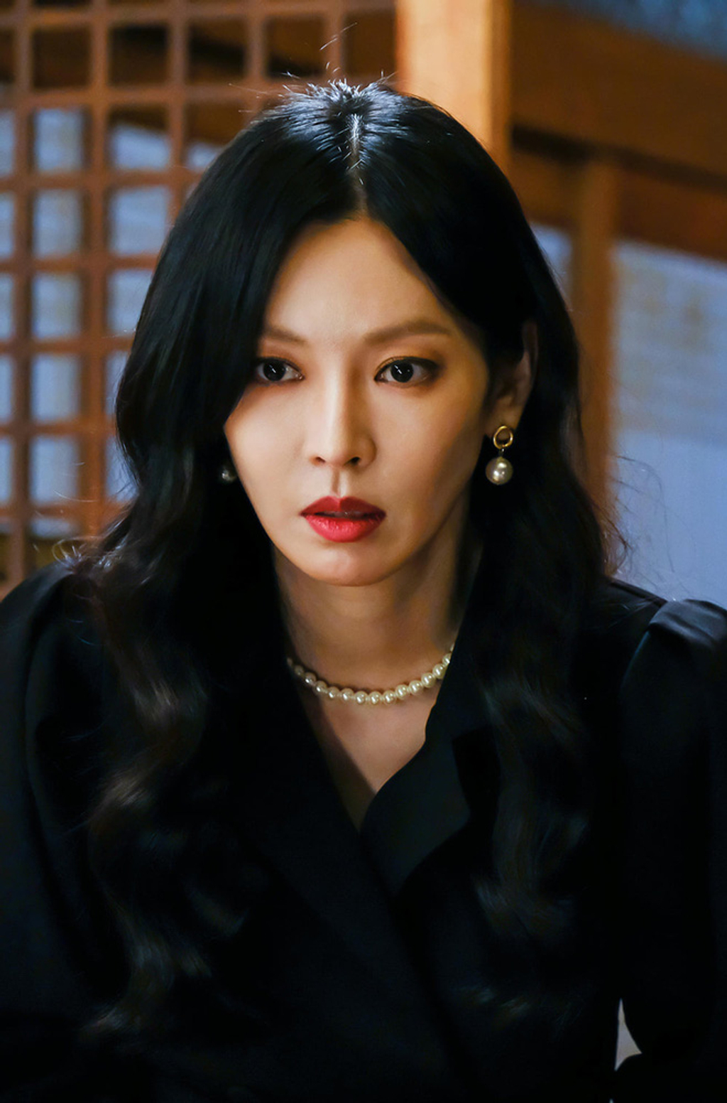 Trong phim, nhân vật cô giáo Cheon Seo Jin luôn xuất hiện với màu son đỏ đậm và đôi mắt được makeup tỉ mỉ để toát lên thần thái sắc sảo, lạnh lùng