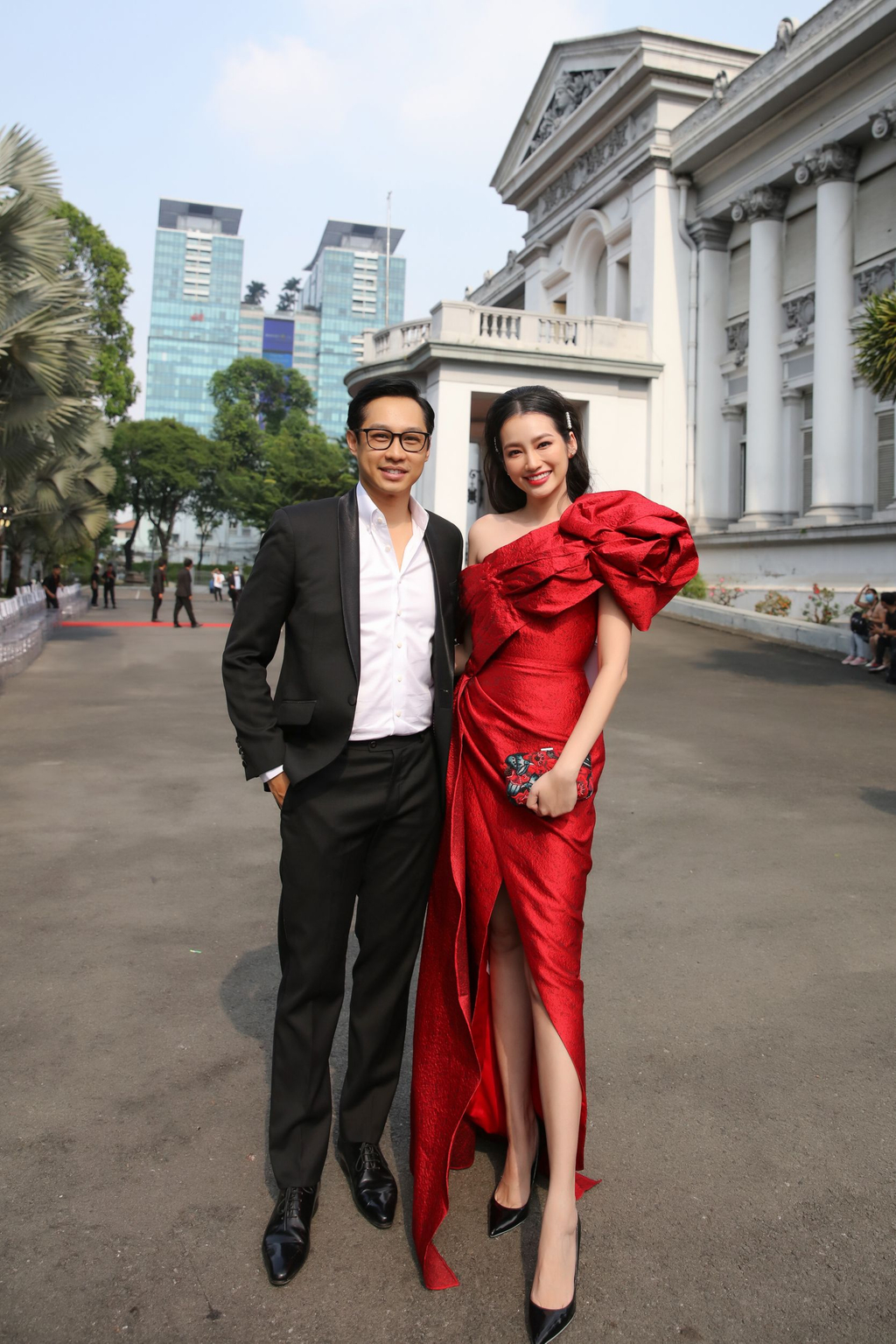 Lâu lắm mới thấy Trương Tri Trúc Diễm sánh đôi chồng doanh nhân John Tấn Từ. Người đẹp diện váy đỏ xẻ khoe đôi chân dài.