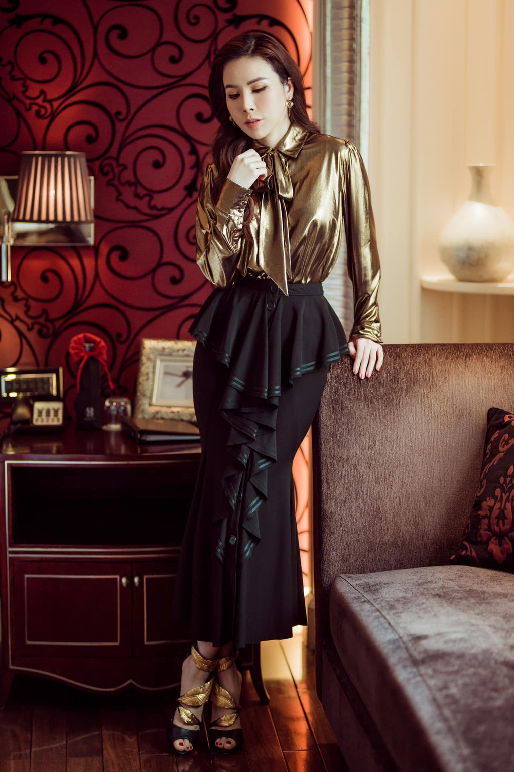 Áo metallic kết hợp cùng chân váy dài độc đáo của Givenchy. Sandal Giuseppe Zanotti với chi tiết hình chiếc lá ánh kim, ton sur ton với áo.