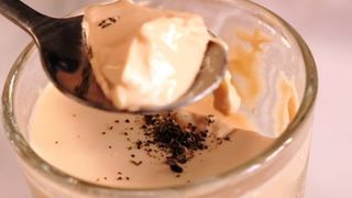 Mách chị em cách làm thạch pudding từ trà túi lọc thơm ngon, không béo: Ăn đến đâu sướng đến đấy, cơn vật đồ ngọt bị đá bay trong chớp mắt!