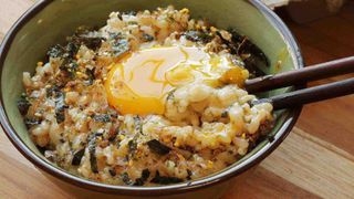 Cơm nóng trộn trứng sống - sa tế: Món ăn đang hot trên MXH mấy ngày nay, hóa ra lại dễ làm và vô cùng thơm ngon nhờ loại gia vị "made in Việt Nam" này