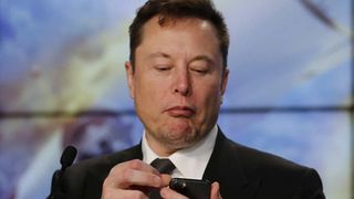 Sợ Elon Musk sa đà vào cãi nhau trên mạng, Tesla tuyển cả chuyên viên bảo vệ ông trên Twitter