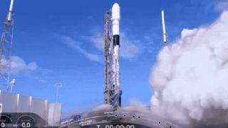 SpaceX vừa lập một kỷ lục thế giới mới và nó sẽ mở ra một nguồn lợi khổng lồ trong tương lai