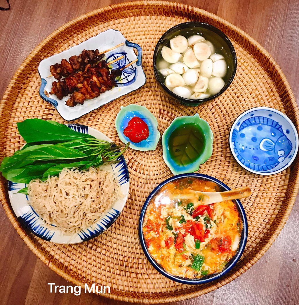 Biết con thích ăn các món chiên rán nên chị Trang cũng năng đưa vào mâm cơm gia đình hơn để con cảm thấy thích thú khi vào bữa.