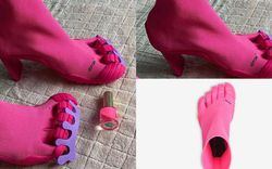 Trình làng đôi boots chóe giá 30 triệu, hãng giày đình đám Balenciaga khiến dân mạng cười ngặt nghẽo: Khác gì găng tay rửa bát màu hồng không?