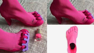 Trình làng đôi boots chóe giá 30 triệu, hãng giày đình đám Balenciaga khiến dân mạng cười ngặt nghẽo: Khác gì găng tay rửa bát màu hồng không?