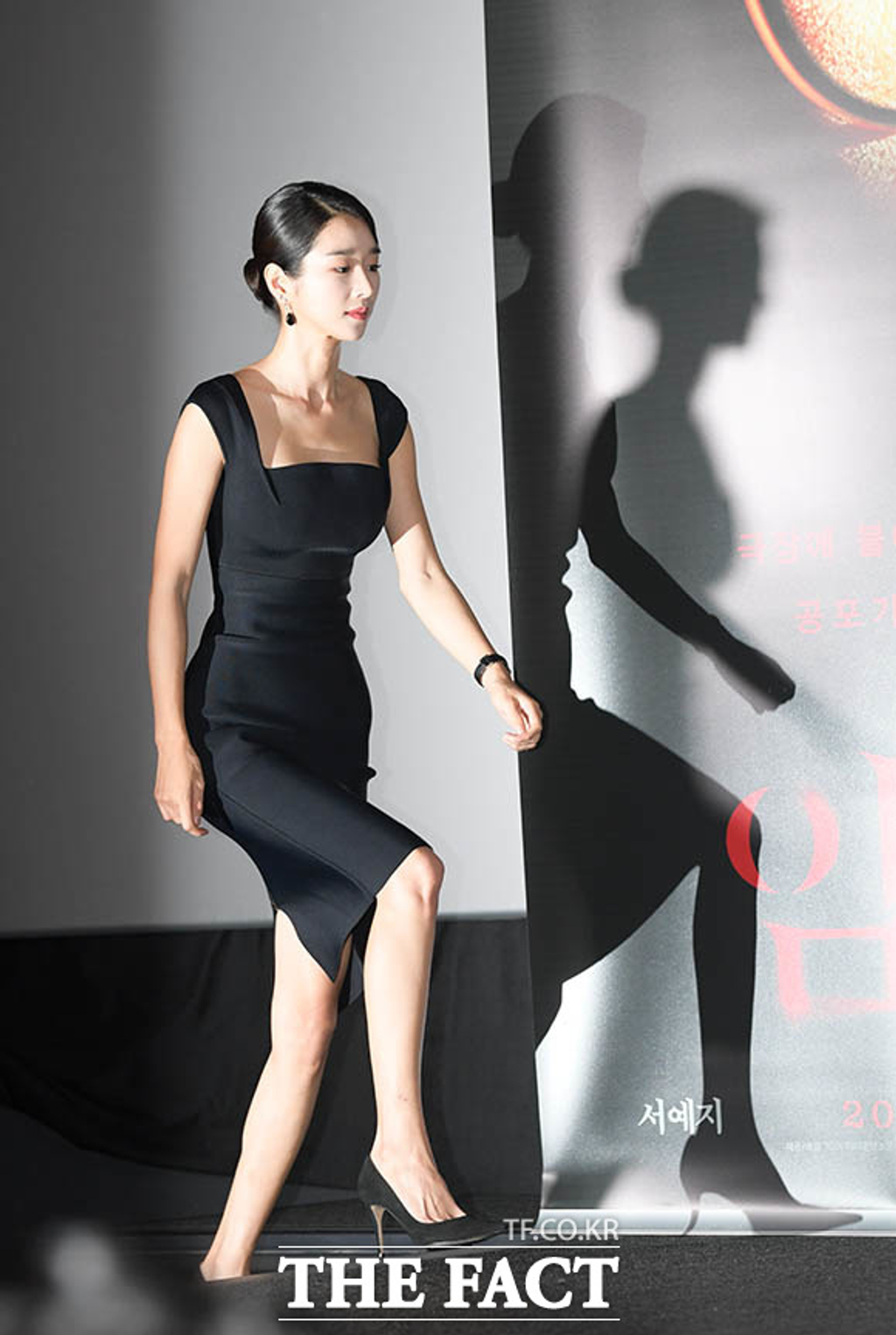 Ngay cả bộ đầm đen ôm sát nhìn hơi già so với tuổi, Seo Ye Ji vẫn cân được hết. Bộ đầm ôm sát tôn body chuẩn chỉnh của cô, ngay cả đến chiếc bóng in lên tường cũng vô cùng gợi cảm kiêu sa chứ chưa nói đến 