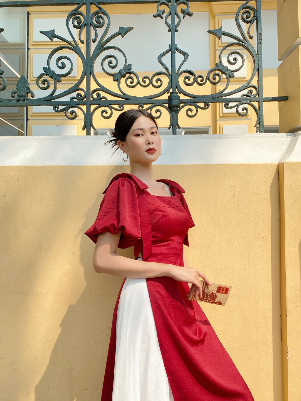 Áo dài của Mieu điệu đà với phần tay bống thắt nơ, kiểu dáng khác biệt đến từ thiết kế phần cổ áo ngọt ngào xinh xắn và cực kỳ tôn dáng.