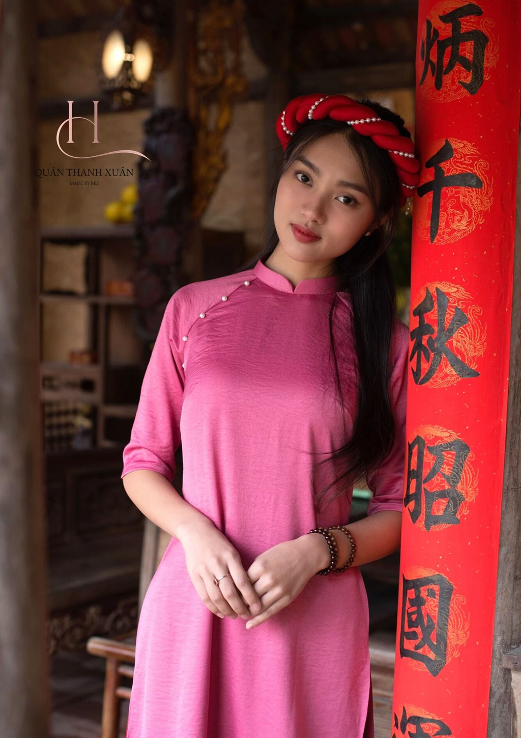 Thiên hẳn về phong cách Hà Nội xưa, những thiết kế áo dài của Quán Thanh Xuân như đưa bạn trở về với hoài niệm xưa cũ. Khi đó chỉ cần một mái tóc xõa ngang vai, một chiếc mấn đội đầu là nàng nào cũng trở nên xinh đẹp, duyên dáng vô cùng trong 3 ngày Tết.