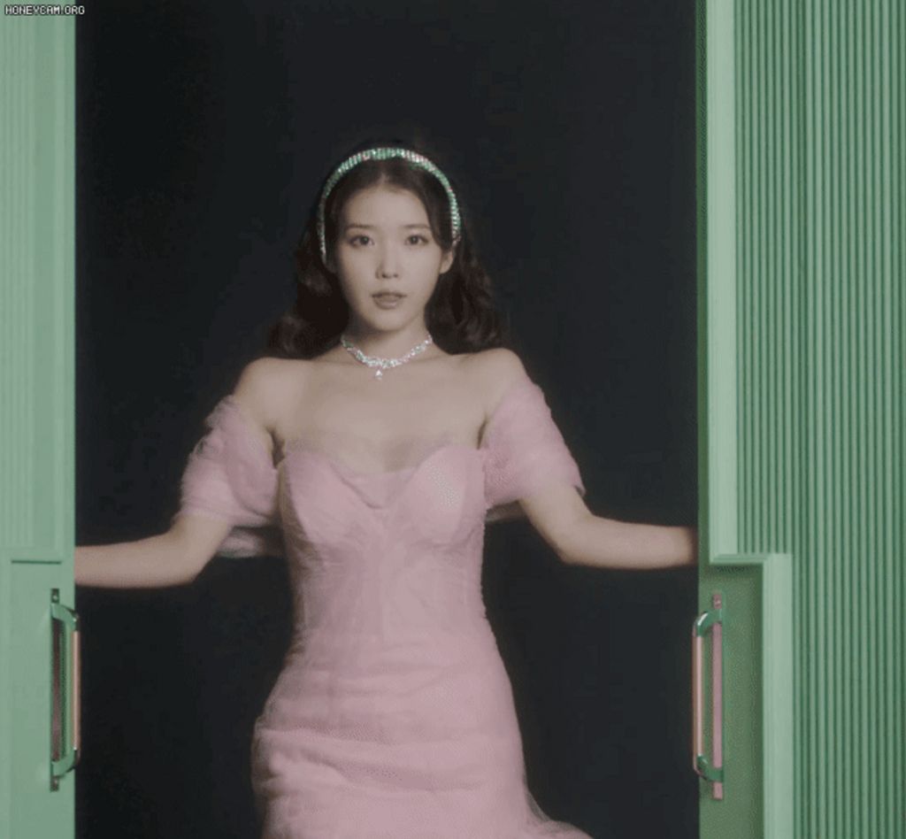 Trong những hình ảnh tiếp theo, IU hóa thân thành một nàng công chúa Disney khi diện chiếc đầm trễ vai màu hồng ngọt ngào, nữ tính của BridalKong - một thương hiệu thời trang của Hàn Quốc và tỏa sáng với chiếc băng đô kim cương đắt đỏ có giá khoảng 25 triệu đồng từ nhà mốt Gucci