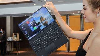 Đánh giá Fujitsu UH-X: Laptop gọn nhẹ nhất thế giới đậm chất Nhật Bản