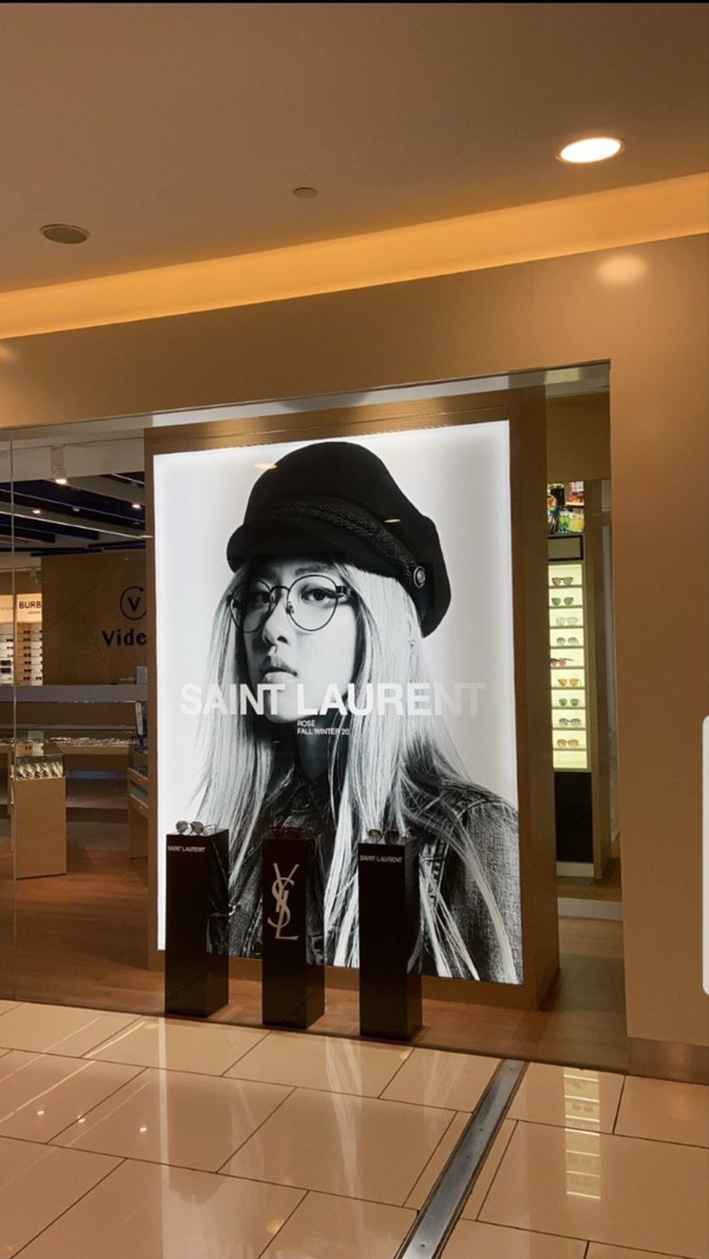 Hình ảnh của Rosé xuất hiện tại nhiều cửa hàng và trong các chiến dịch của hãng