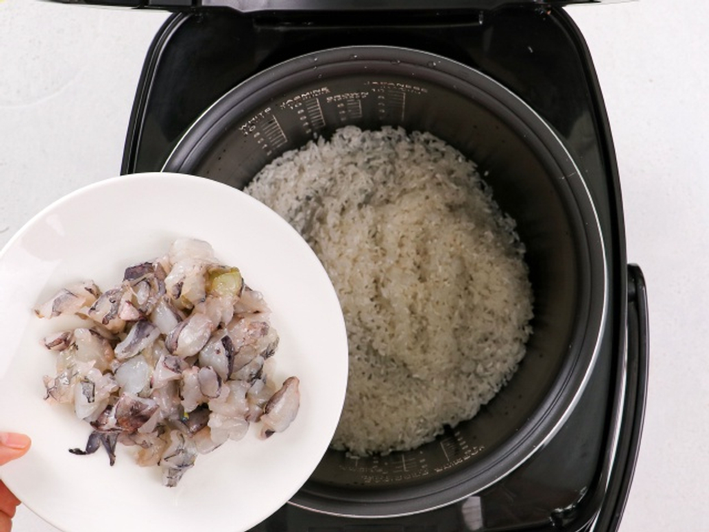 Cách nấu cơm hấp hải sản