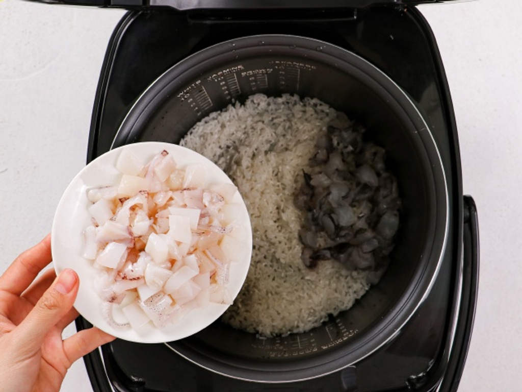 Cách nấu cơm hấp hải sản