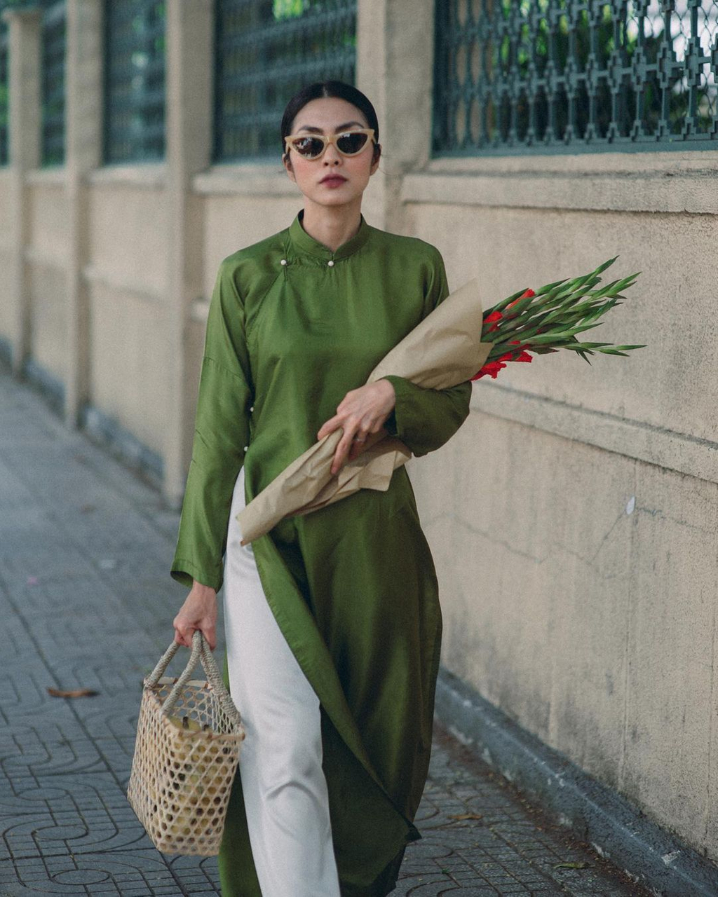 Ngay khi ngắm nhìn Hà Tăng với bộ áo dài truyền thống xưa cũ, chị em đều ai nấy đều mong muốn được khoác lên người những thiết kế cổ điển dung dị y như vậy.