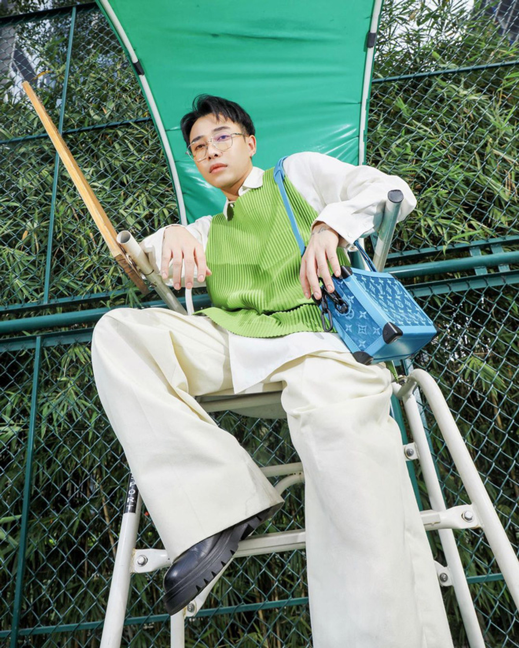 Stylist Hoàng Ku lăng xê gam xanh lá với chiếc áo len ghi lê xanh nõn chuối