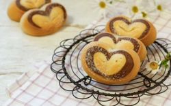 Valentine trùng ngày nghỉ Tết, làm ngay bánh mì trái tim tình yêu mời cả nhà thôi!
