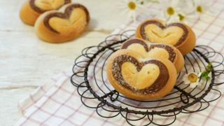 Valentine trùng ngày nghỉ Tết, làm ngay bánh mì trái tim tình yêu mời cả nhà thôi!