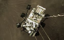 Khoảnh khắc robot NASA lơ lửng trên bề mặt sao Hỏa
