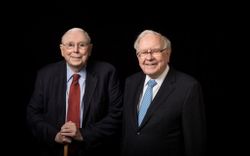 'Cánh tay phải của Warren Buffett': Giữa cổ phiếu Tesla và giá Bitcoin không biết cái nào tệ hơn!