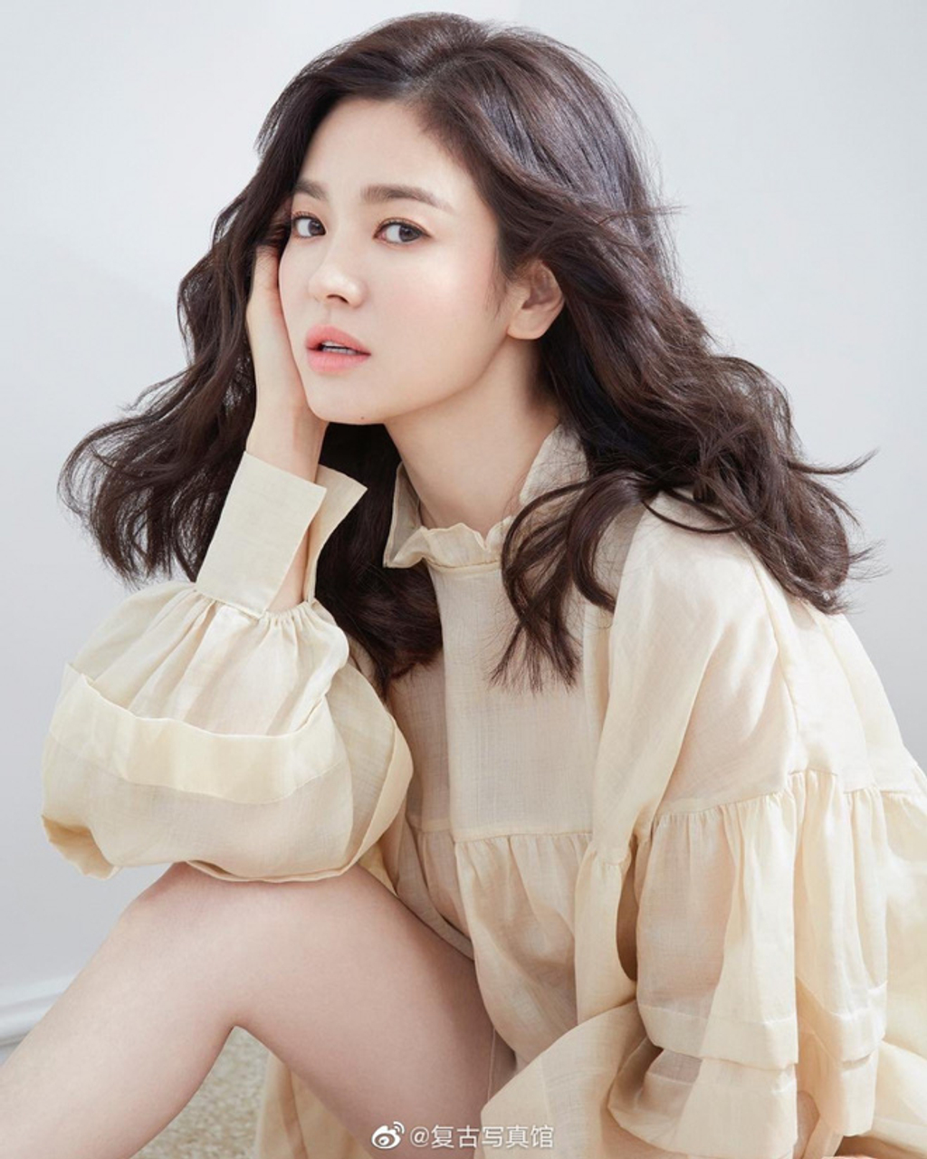 Song Hye Kyo vốn quen thuộc với style nhẹ nhàng, kín đáo, hiếm khi hở bạo phá cách như nhiều người đẹp khác