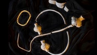 Thợ dò vàng tìm thấy kho báu Viking 1.000 năm tuổi